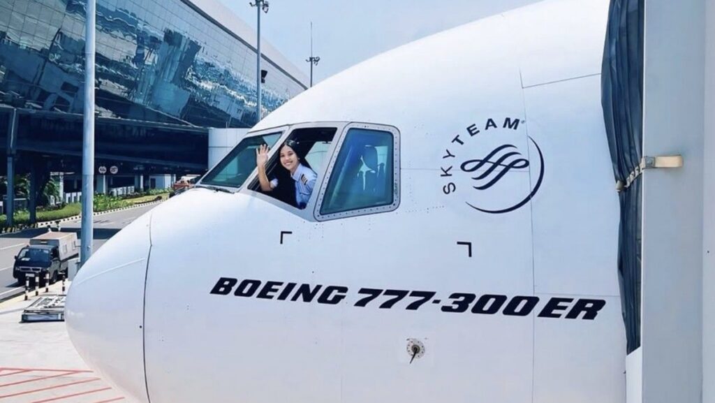 Mengenal Tania Widjaya Pilot Perempuan Boeing 777 Termuda Dunia