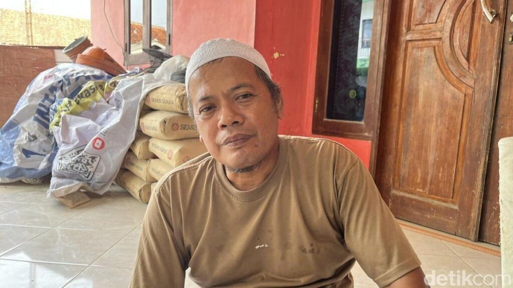 Kisah Bang Anjat: Merajut Asa dari Renyahnya Keripik Singkong Citayam