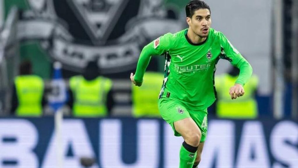 Kevin Diks Siap Pimpin Lini Belakang Monchengladbach Hadapi Augsburg