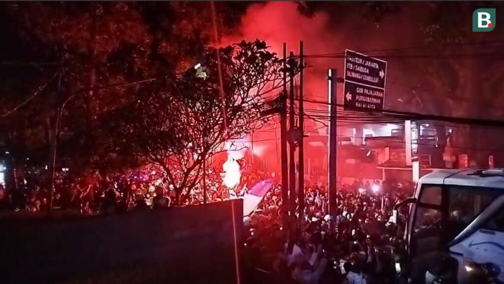 Fenomena Kerusuhan Suporter Sepak Bola Indonesia dan Efektivitas Sanksi Komdis PSSI