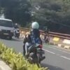 Polres Metro Depok Memburu Pengendara Motor Lawan Arus di Juanda