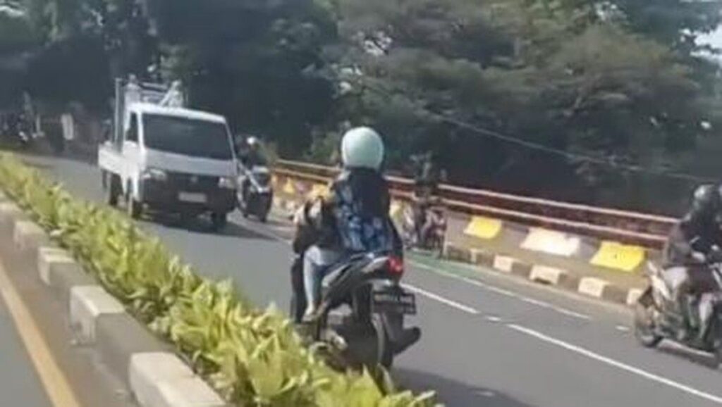 Polres Metro Depok Memburu Pengendara Motor Lawan Arus di Juanda