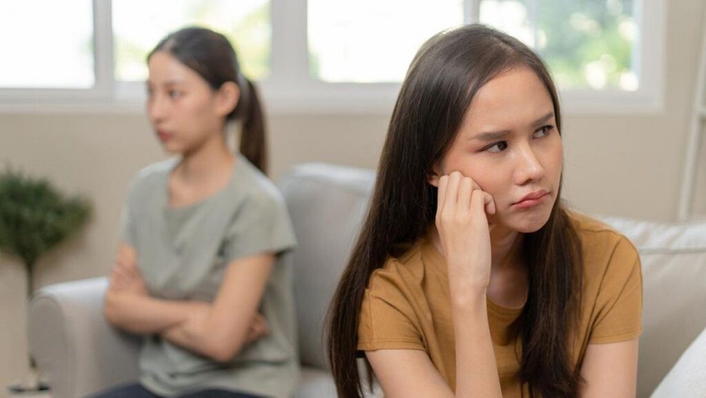 10 Ciri Kepribadian Orang yang Memilih Diam saat Marah
