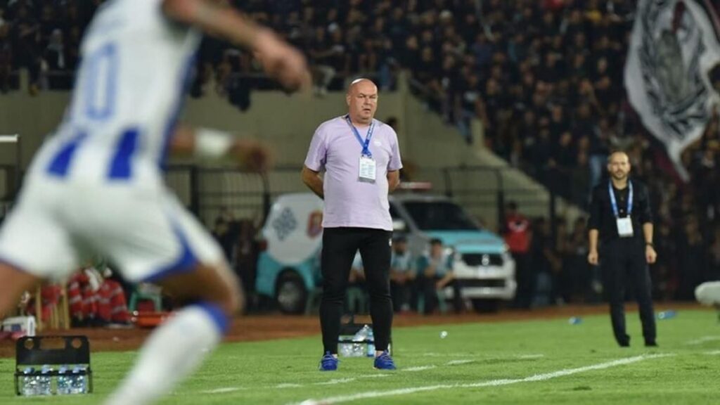 Bojan Hodak Kritik Pernyataan Manajemen Persib Bandung Terkait Konvoi Juara