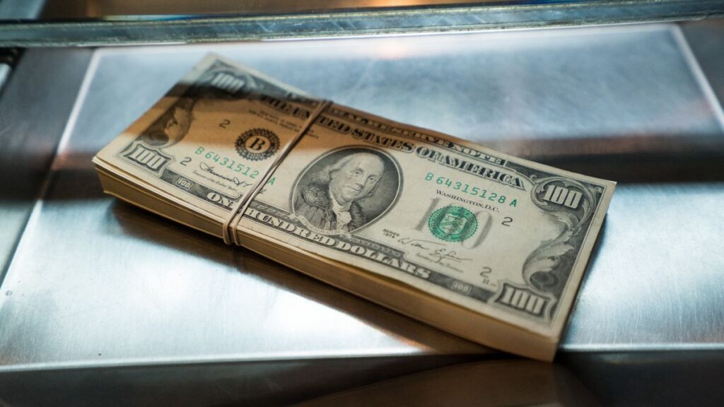 Kurs Dolar AS Turun Menjadi 3,63395 Zloty Polandia