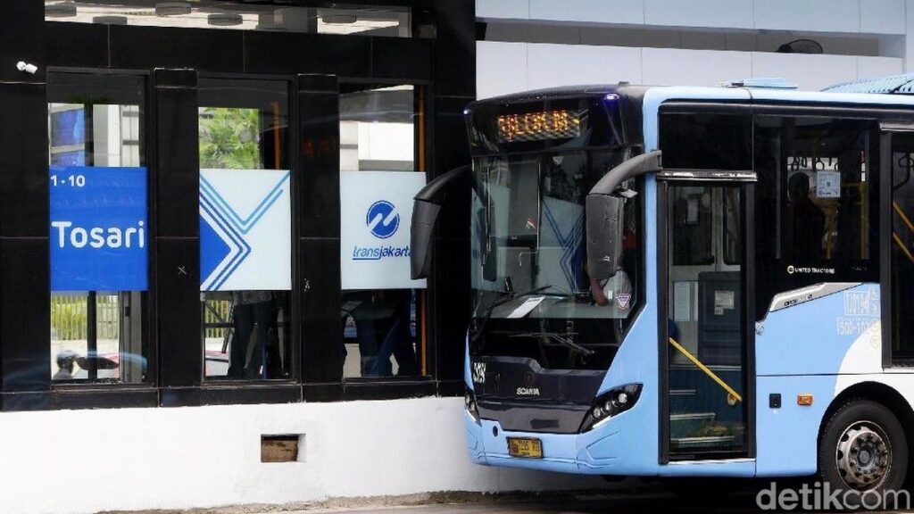 Aksi Demo Mahasiswa di Bundaran HI Picu Pengalihan Rute Transjakarta