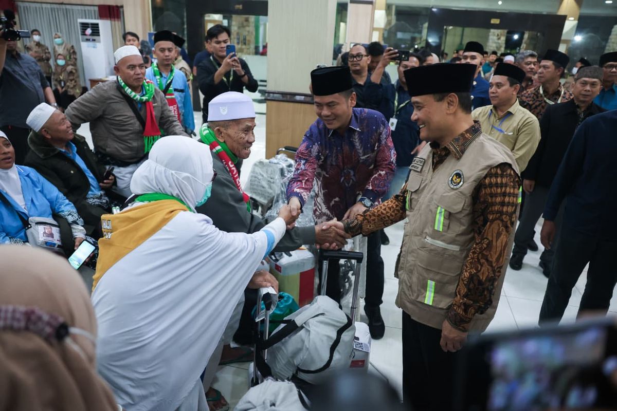 Ahmad Luthfi Sambut Pemulangan 360 Jemaah Haji Kloter 1 Solo