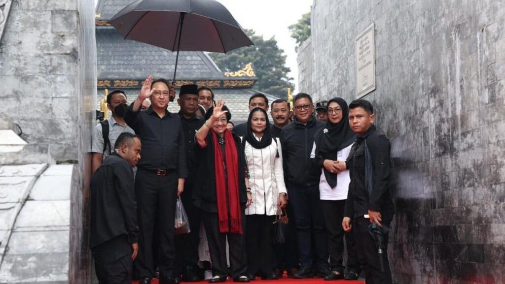 Megawati Soekarnoputri Ziarah ke Makam Bung Karno di Blitar Didampingi Keluarga