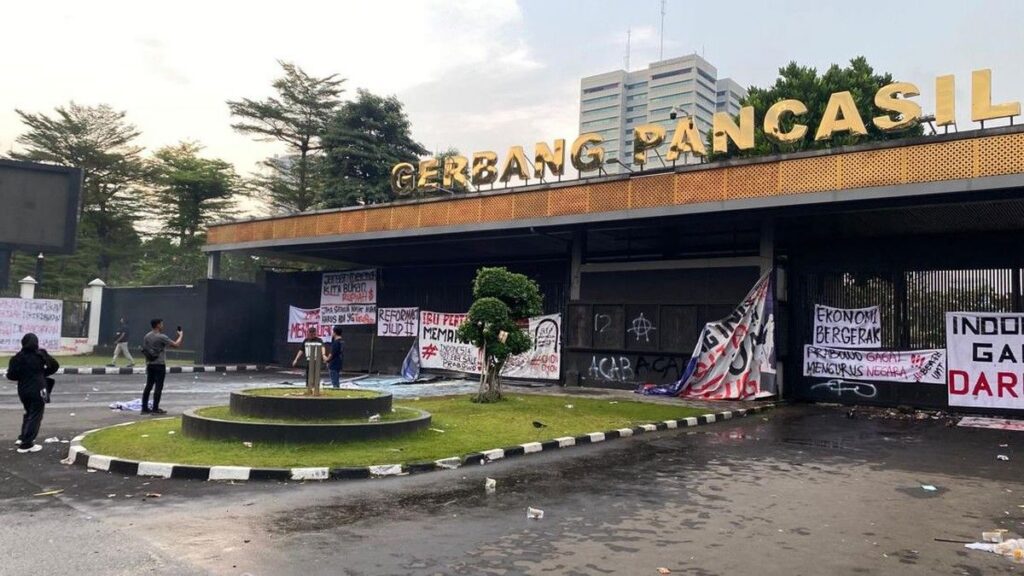 Massa Mahasiswa Demonstrasi di Gedung DPR Akhirnya Membubarkan Diri