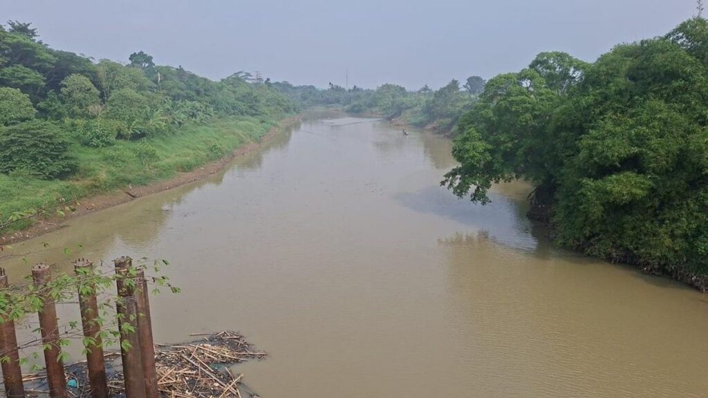 DLH Uji Sampel Air Sungai Ciujung Setelah Sempat Menghitam