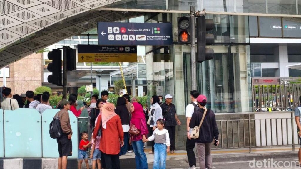 Warga Padati Halte Transjakarta Bundaran HI Jelang Puncak HUT Jakarta