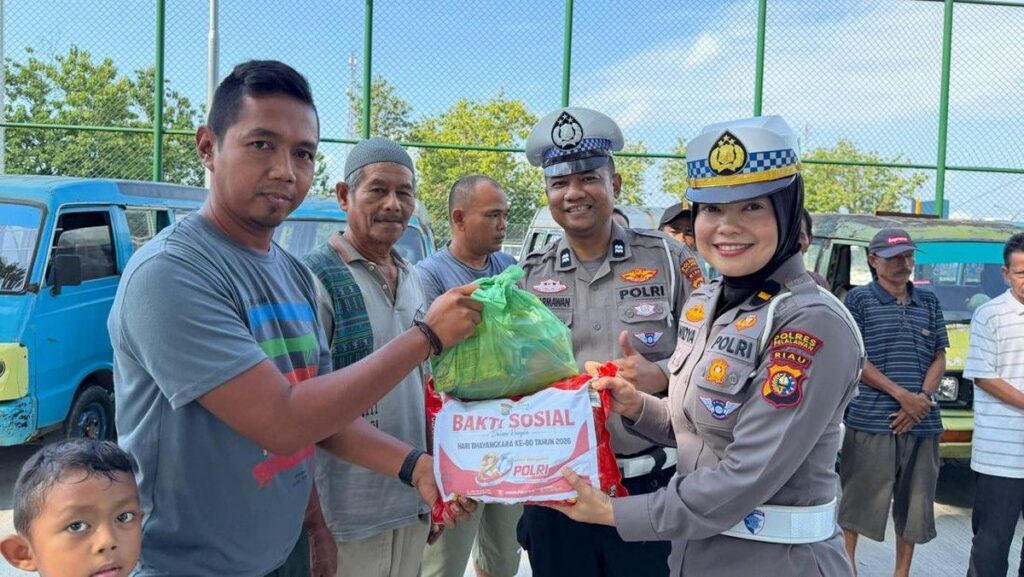 Sambut Hari Bhayangkara ke-80, Polda Riau Bagikan Bansos Hingga Air Bersih