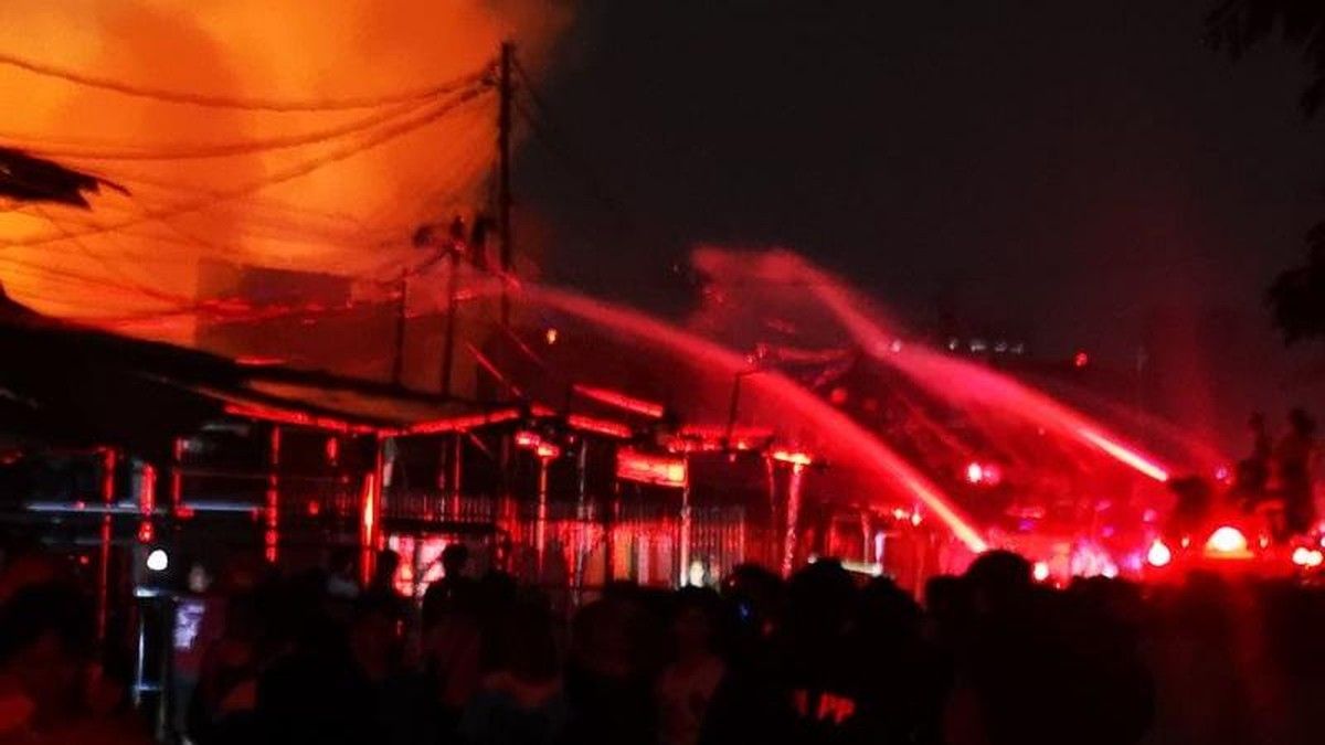 Petugas Padamkan Kebakaran Permukiman di Kemayoran Jakarta Pusat