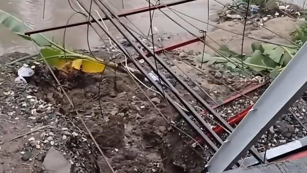 Jembatan Gantung yang Sedang Dibangun di Gunungputri Bogor Longsor