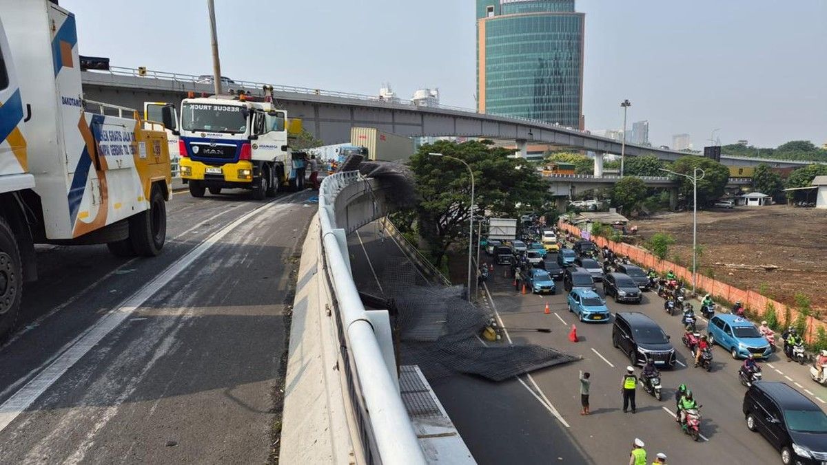 Polisi Buka Kembali Tol Layang Tomang Pascaevakuasi Truk Terbalik