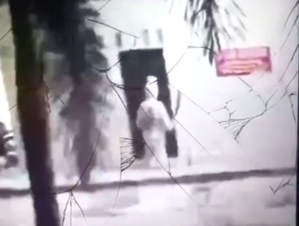 Polisi Selidiki Video Viral Sosok Mirip Pocong Bersenjata Tajam di Batuaji