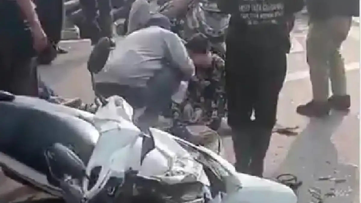 Truk Rem Blong Tabrak Deretan Sepeda Motor di Bekasi Timur