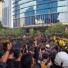 Polisi Menahan Massa Demo Mahasiswa UI di Tosari Jakarta Pusat