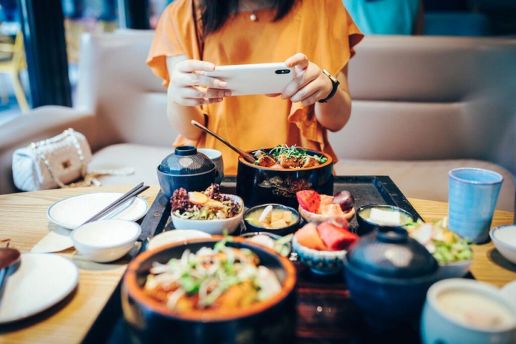 Ketahui 5 Kebiasaan Food Influencer yang Sering Bikin Kesal Penonton