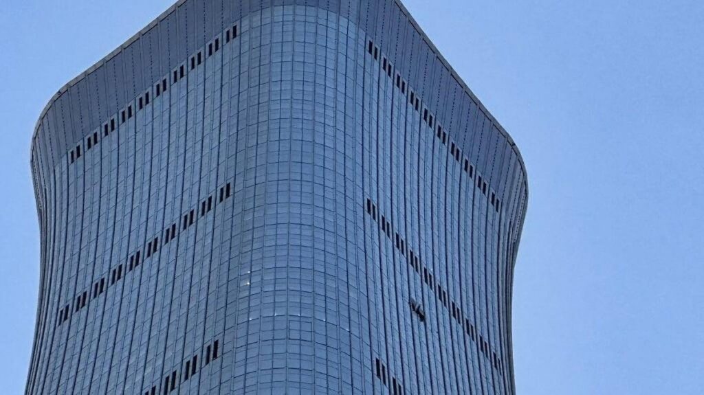 Pesawat Kecil Tabrak Gedung CITIC Tower di Beijing Satu Orang Tewas