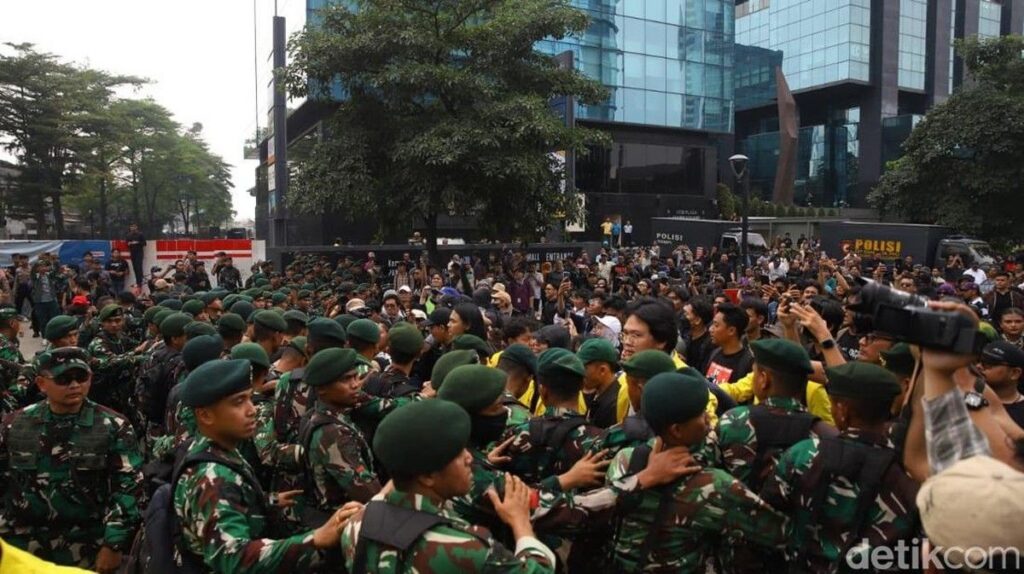 TNI Amankan Demonstrasi Mahasiswa Lintas Universitas di Kawasan Tosari Jakarta
