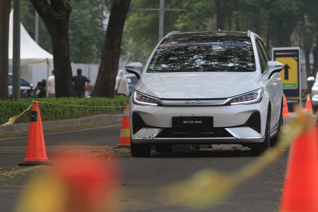 BYD M6 Kuasai Pasar MPV Listrik Indonesia Lewat Penjualan Tinggi