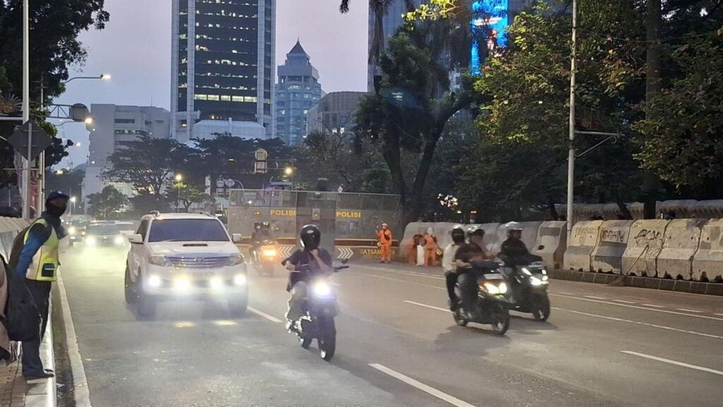 Massa GMNI dan Cipayung Bubarkan Diri dari Medan Merdeka Selatan