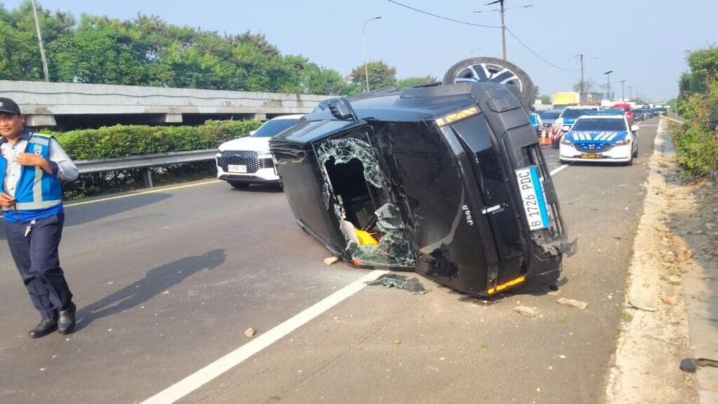 Mobil Jip Chery Terguling di Tol Bandara Soekarno-Hatta