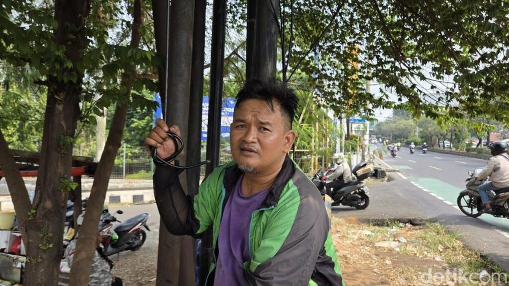Truk Wing Boks Tabrak Sejumlah Kendaraan di Kota Bekasi