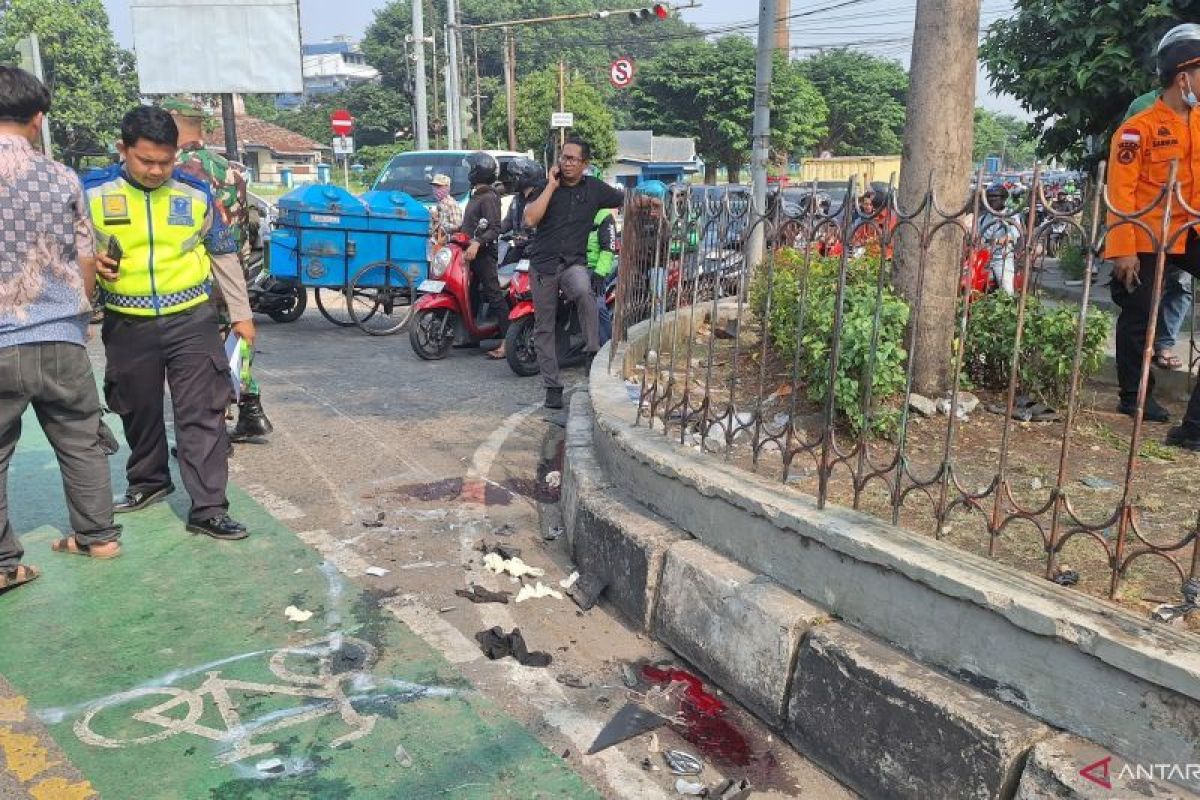 Truk Hilang Kendali Tabrak Belasan Motor di Bekasi Timur