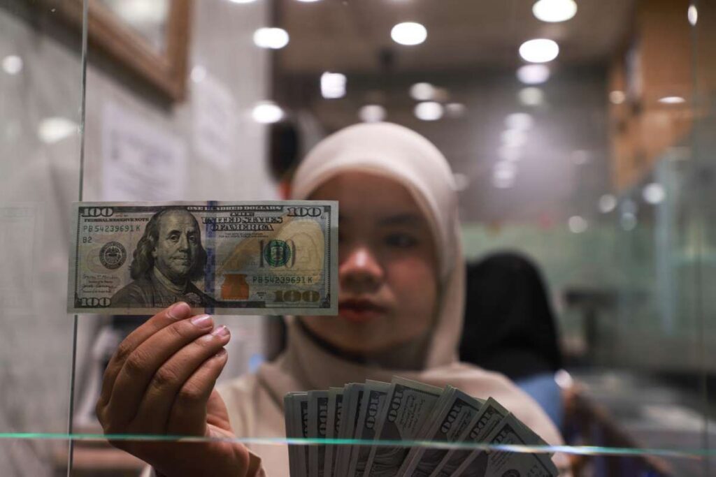 Konflik Timur Tengah dan Kebijakan Trump Tekan Pergerakan Rupiah