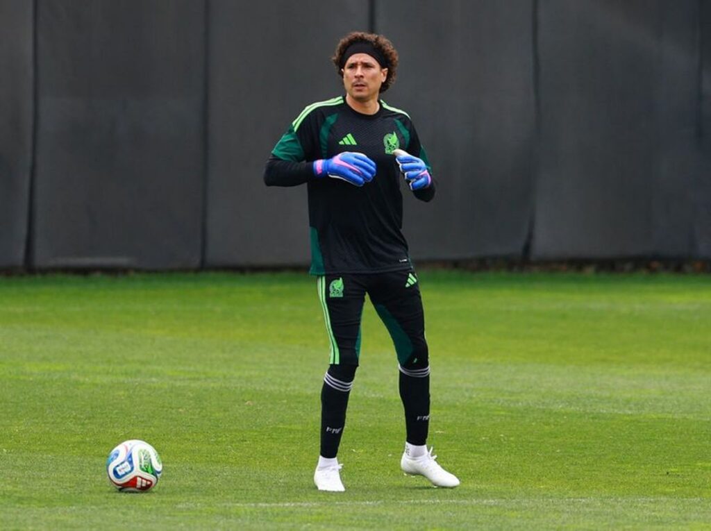 Javier Aguirre Coret Guillermo Ochoa dari Skuad Utama Meksiko