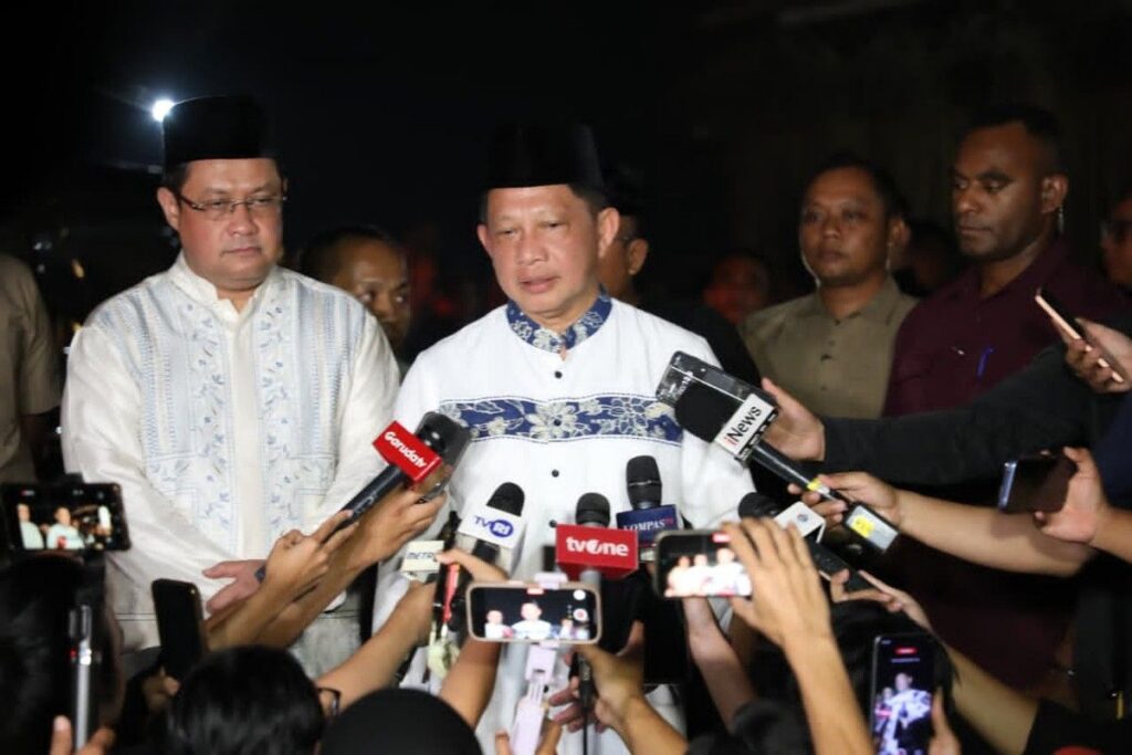Mendagri Tito Karnavian Melayat ke Rumah Duka Ryamizard Ryacudu