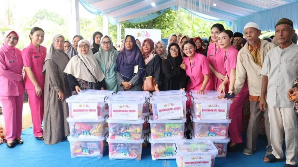 Bhayangkari Polda Metro Jaya Salurkan Ratusan Paket Sembako di Depok