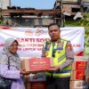 Kakorlantas Polri Salurkan Bantuan Sembako bagi Korban Kebakaran Kemayoran