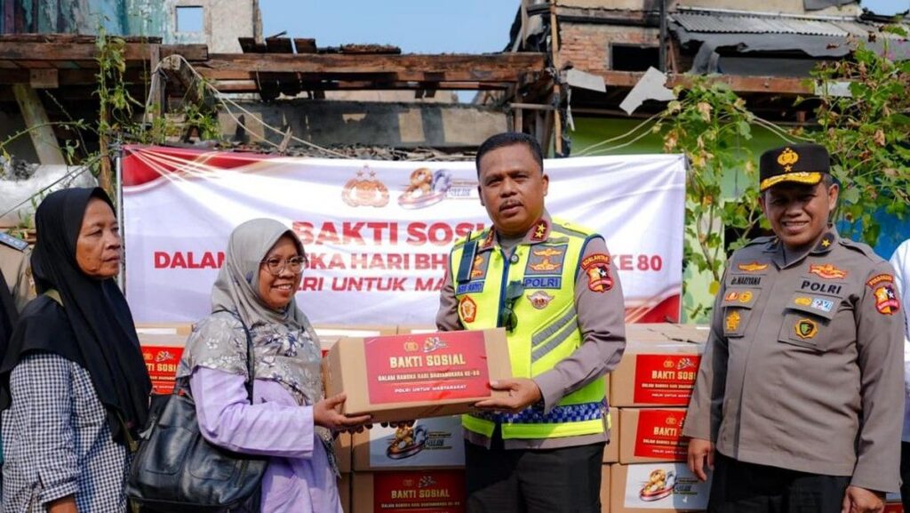 Kakorlantas Polri Salurkan Bantuan Sembako bagi Korban Kebakaran Kemayoran