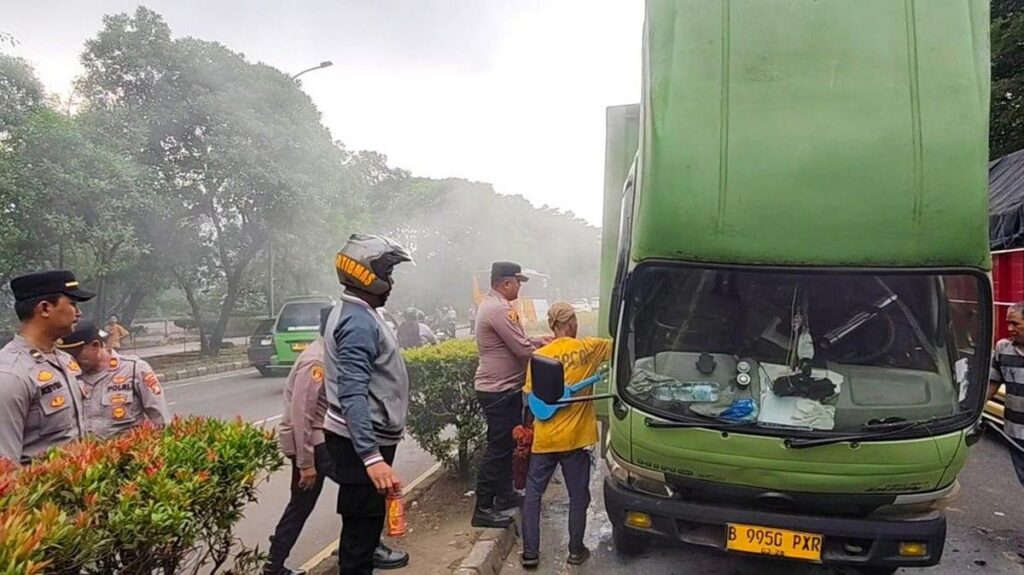 Truk Boks Terbakar di Jalan Jenderal Sudirman Tangerang