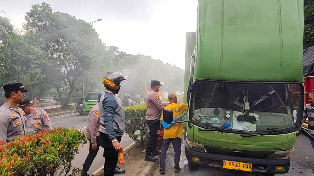 Truk Boks Terbakar di Jalan Jenderal Sudirman Tangerang
