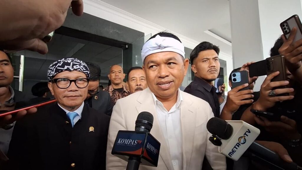Dedi Mulyadi Serahkan Bonus Rp1 Miliar kepada Persib Bandung