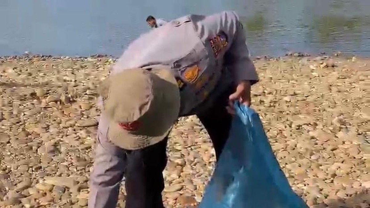 Polda Riau Bersihkan Sungai Subayang Dukung Gerakan ASRI