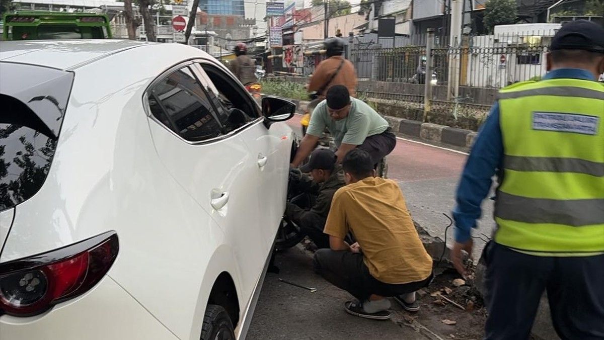 Mobil Sedan Tabrak Separator Busway di Kebayoran Lama