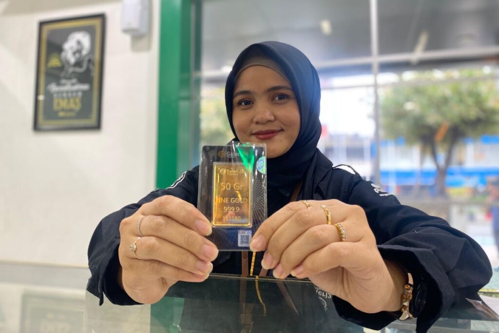 Harga Emas Galeri 24 dan UBS di Pegadaian Turun