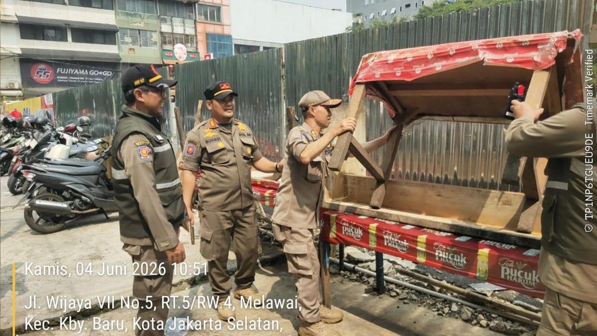 Satpol PP Jakarta Selatan Tertibkan Sembilan Pedagang di Blok M