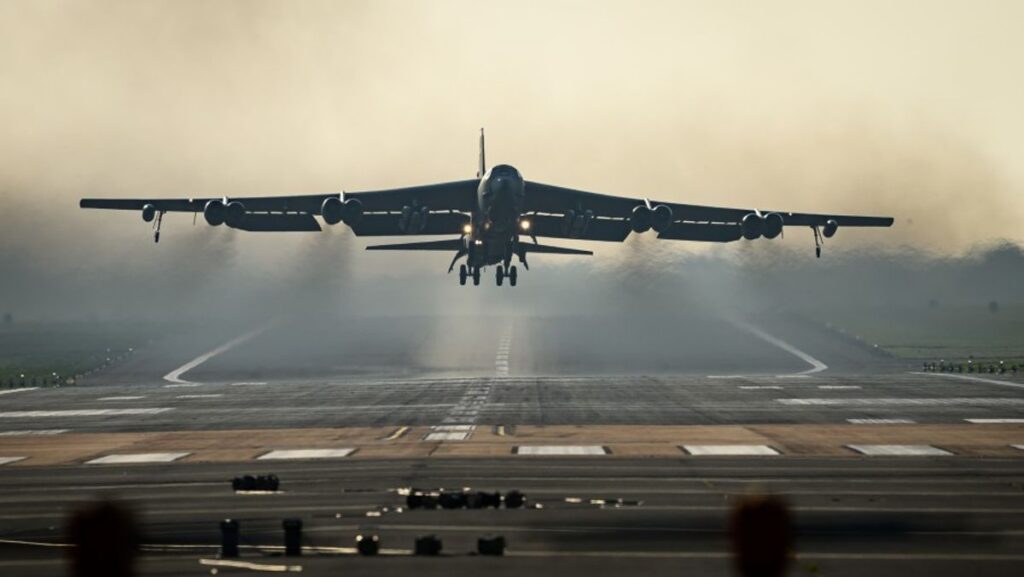 Pesawat Pengebom B-52 AS Jatuh di California