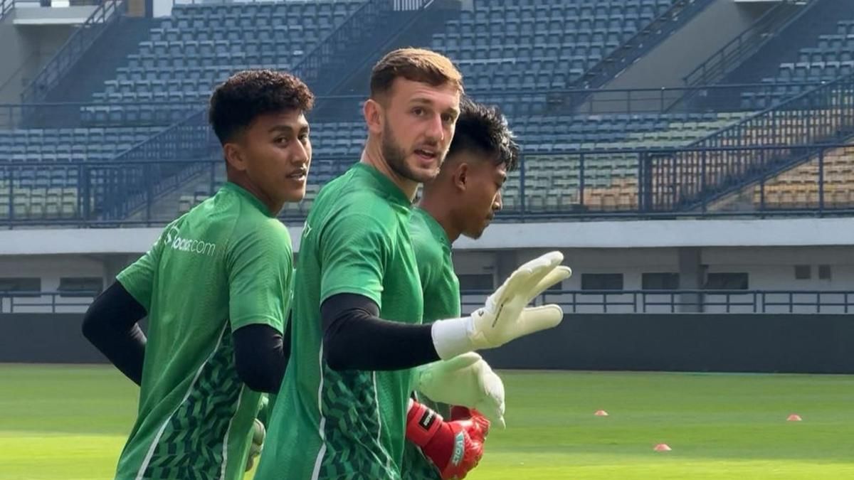 Persib Bandung Resmi Lepas Kiper Adam Przybek Jelang Musim Baru
