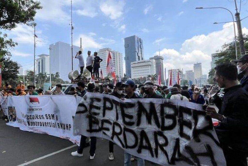 Netizen Koreksi Tuntutan Demo Mahasiswa di Bundaran HI