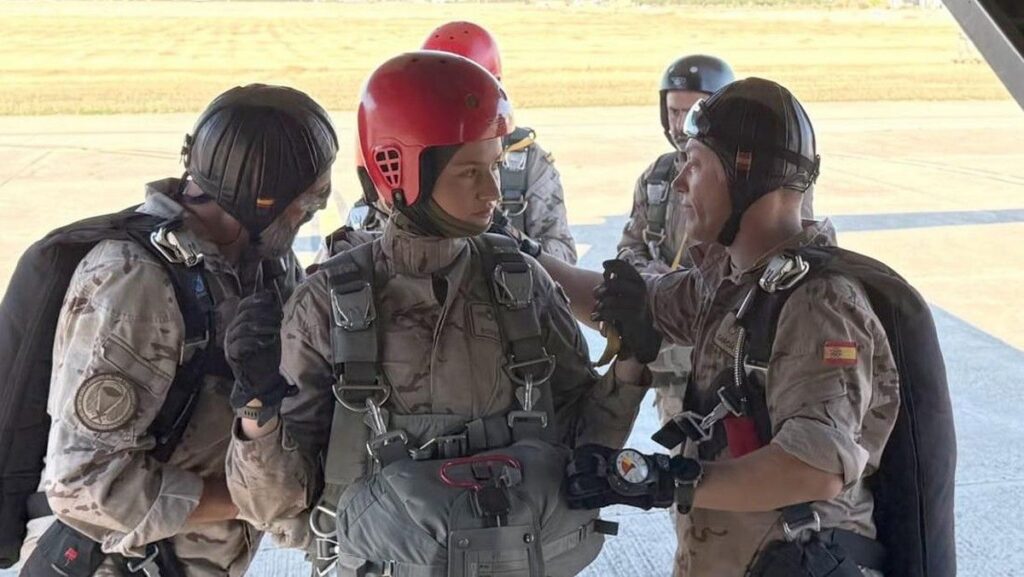 Putri Leonor Selesaikan Pelatihan Terjun Payung Militer di Murcia