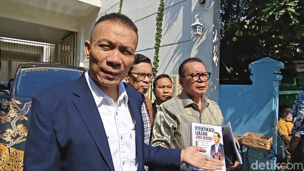 Rismon Sianipar Serahkan Buku Forensik Ijazah ke Joko Widodo