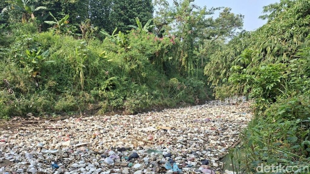 Sampah Rumah Tangga Menumpuk di Sungai Cibanten Kasemen Serang