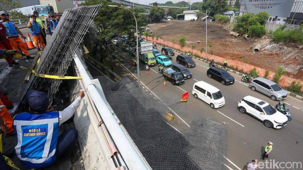Truk Trailer Muatan Pagar Besi Terbalik di Tol Layang Tomang